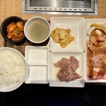 焼肉ライク - 料理写真:バラエティ5種盛りランチ(うす切りカルビ、牛ホルモン、国産ポーク、厚切り豚タン、鶏むね)1,290円