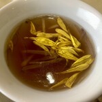 龍の子 - 食用菊をあしらった中華スープが優しい美味しさ