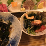 Kushi e - 海藻サラダと刺身の盛り合わせ