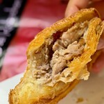 ル パン ドゥ ジョエル・ロブション - フイユテ　鴨のアッシパルマンティエ　〜ザクザク食感の折り込み生地で包んで〜　641円