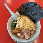 ラーメン山岡家 - 料理写真:醤油ラーメン/TP(白髪ネギ、メンマ、コロチャー、海苔、ほうれん草)