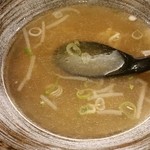 高知ジェントル麺喰楽部 - 醤油のスープ