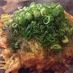 Haikarasan - お好み焼き麺なし、野菜Wイカ天、ネギトッピング。920円。