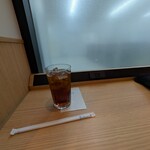 ドトールコーヒーショップ - ドリンク写真:Sアイスティー カウンター席電源コンセントあり