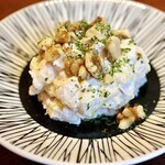 焼肉 龍華園 - 燻製チーズとナッツのポテトサラダ