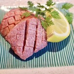 焼肉 龍華園 - 特選厚切り黒生タン