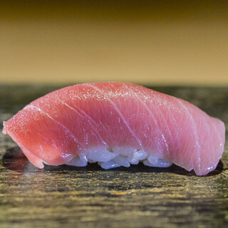 愛媛県産を中心に、全国から厳選した旬の魚介を鮮度抜群の状態で