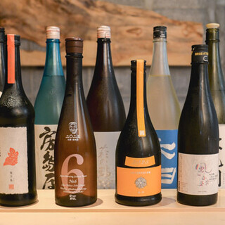 鮨やおつまみに合うナチュールワイン、日本酒、地元のお酒が充実