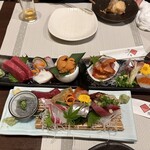 地魚酒房 季憶 - 刺し盛り、上が特上、下が並