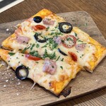 マスターズドリームハウス - トマトとサルシッチャのピッツア