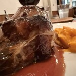 クネル - 道産牛尾っぽ肉の赤ワイン煮込み　にんじんのピュレ添え
