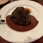 クネル - 道産牛尾っぽ肉の赤ワイン煮込み　にんじんのピュレ添え