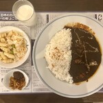 横須賀海軍カレー本舗 - サラダ、牛乳、福神漬け付き