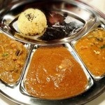 神戸Aarti - 土日祝限定のランチセット1080円 カレー3種類は固定。ナンは別途注文