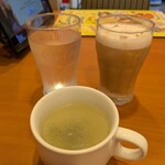 ガスト - ドリンク写真:セットのスープ、水とアイスカフェラテゲット