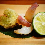 松川 - 【春】ミル貝を軽く炙ったもの、中に白味噌を挟んで揚げた蕗の薹（ふきのとう）を添えて(2015.04.04)