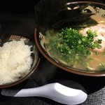 とんこつラーメン 拉餃びー - とんこつラーメン（太麺）半ライスサービス