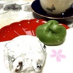 萬春堂 - 豆大福と草もち。