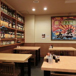 Ajisai Yoshifumi - テーブル席。壁面にお酒がいっぱい。