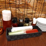 チンタンタン - 卓上 調味料は、左からラー油、醤油、酢、胡椒