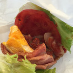 ガレージハウス - 2015年4月初旬  ベーコンエッグバーガー¥620、天然酵母バンズで。ベーコン2枚、エッグは折りたたんで挟まれてます。トマトも良い味でした。