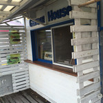 ガレージハウス - 2015年4月初旬  テイクアウトの方はこちらの窓から注文されていました。