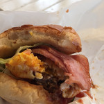 ガレージハウス - 2015年4月初旬  かぶりついた後ですみません。ベーコン、レタス、タマネギ、エッグ、パテ、ソース、バンズ、それぞれが主張しながらもケンカしてないです。