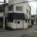 マサラ - カレー屋さんとは思えない外観。