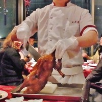 全聚徳 新宿店 - 目の前で切落し！