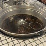 大衆酒場BEETLE - 肉豆腐の大鍋　この鍋で煮込まれてます