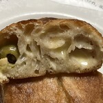 ヤミー ベーカリー - アンチョビ＆オリーブ　マーガリンを塗りました