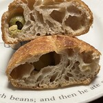 ヤミー ベーカリー - アンチョビ＆オリーブの断面