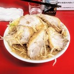 ラーメン二郎 - ヤサイの下から豚ｻﾝこんにちは♪