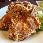 筑波カントリークラブ レストラン - 写真ではわかりづらいのですがすごい大きさ　小さめのモモ肉１枚ずつだと思います