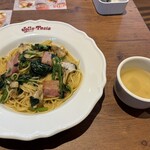 ジョリーパスタ - 料理写真:暫く待つとお願いした燻製ベーコンときのこの醤油ソースパスタランチ869円の出来上がり。