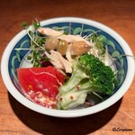 ダイニング&バー ジョバンニ - 新玉葱と鶏胸肉のサラダにトマト＆ブロッコリー