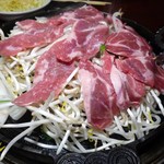 ジンギスカン霧島 - もやし、玉ねぎ、ﾆﾗの上で生ﾗﾑ肉を蒸し焼きにするのが霧島流。