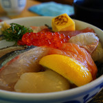マルトモ水産 鮮魚市場 - 海鮮丼