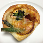 ゴントラン シェリエ - 春野菜のカレーパン（220円）