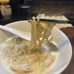中華蕎麦 葛 - 麺とスープの絡まり具合