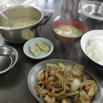 栄食堂 - とん汁300円、ホルモン焼550円、ライス中200円