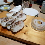 Ando Kafe Sushi Ichi Hon Ten - 追加で頼んだ「焼鯖寿司」酢で締めた鯖を炙ったもの。軽やかな味。サービスで宍道湖八珍の白魚をつけてくださいました。