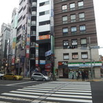 はなまるうどん - 外観やや遠くから(2015.4.4)