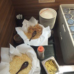 はなまるうどん - お好みで揚げ玉や天カスを入れられます(2015.4.4)