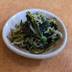 薫屋 - 料理写真:お通しの「蕪の葉とジャコの実山椒和え」
