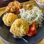 ごはん処 燕 - あさりとブロッコリーのクリームコロッケ、新じゃがコロッケ、鶏唐揚