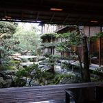 フロントから中庭を望む