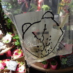 軽井沢いぶる - 熊のマークの袋（後ろはお隣の花やさんです）