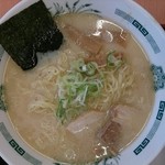 日高屋 - 見た目に上品な出来栄えのとんこつラーメン♪(^ω^)