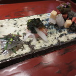 天雅 - お造り。サヨリ、炙り金目、ヒラメ、花山椒の乗ったミナミマグロのづけなどです。